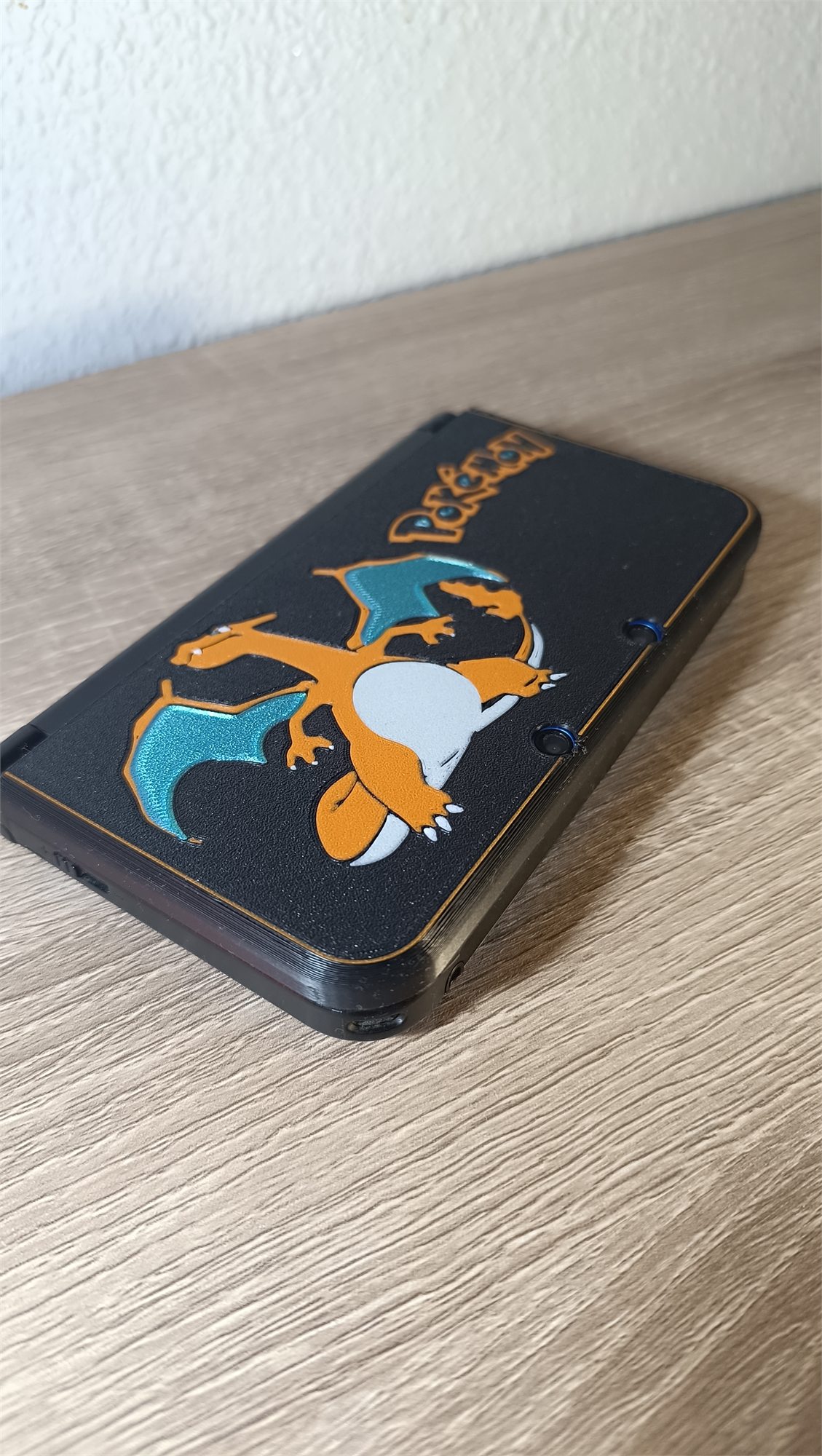 Carcasa Charizard puesta sobre una Nintendo 3DS XL cerrada