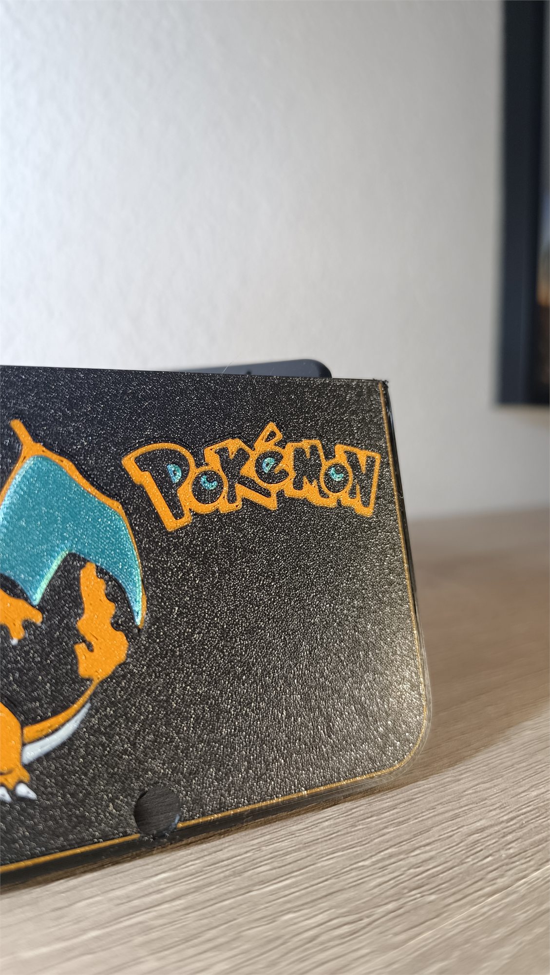 Detalle del logotipo en la carcasa Charizard para Nintendo 3DS XL