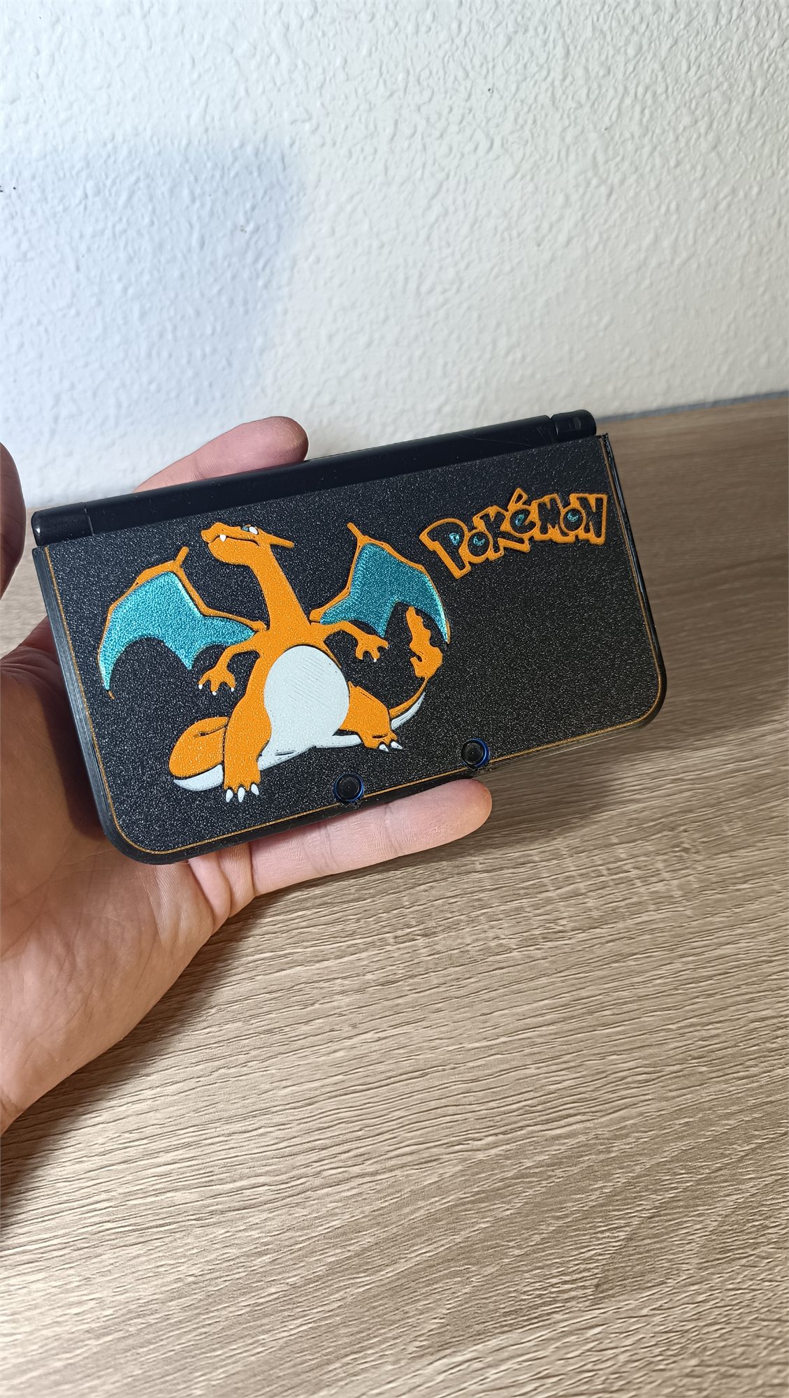 Detalle completo del diseño Charizard sobre la carcasa