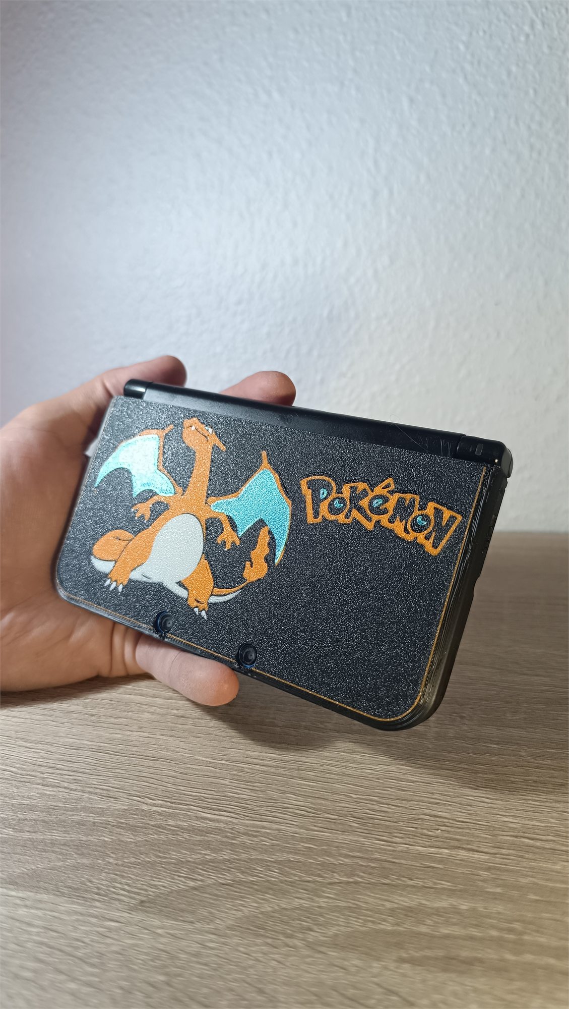 Carcasa Nintendo 3DS XL con diseño Charizard vista de frente