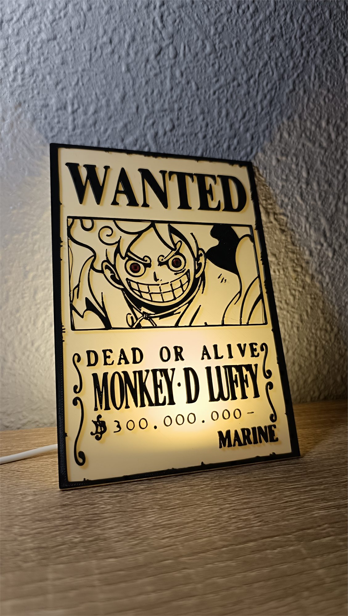 Detalle del cartel Wanted Gear 5 blanco con luz cálida