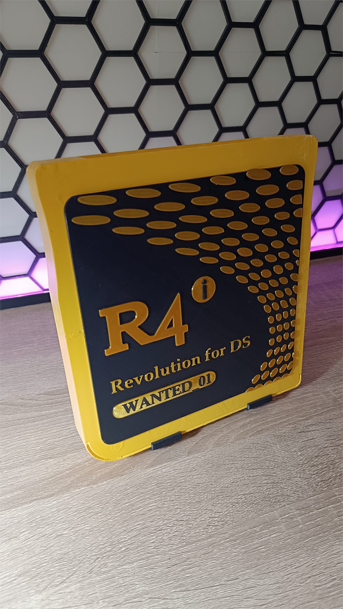 Soporte R4 gigante cerrado sobre escritorio