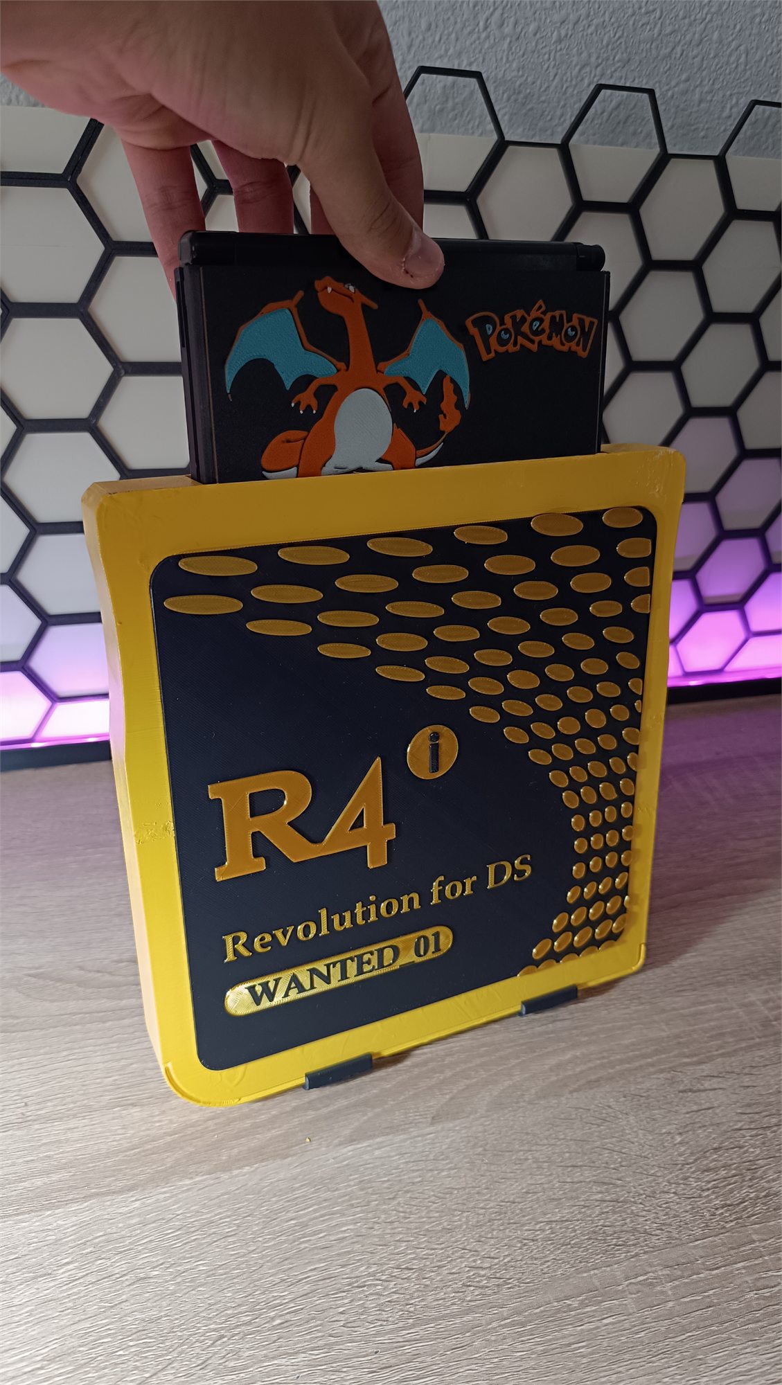 Nintendo 3DS XL saliendo del soporte R4 gigante